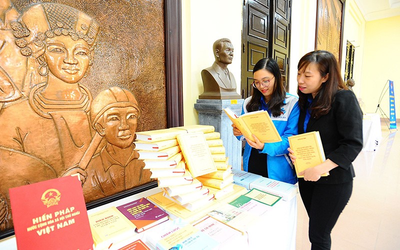 Ðoàn viên, thanh niên Khối Các cơ quan Trung ương nghiên cứu cuốn sách về đấu tranh phòng, chống tham nhũng của Tổng Bí thư Nguyễn Phú Trọng. 