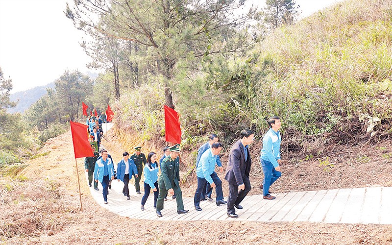 Công trình thanh niên "Tuyến đường kiểm tra Cột mốc 1218" ở xã Mẫu Sơn, huyện Lộc Bình, tỉnh Lạng Sơn. 
