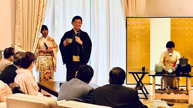Buổi gặp gỡ, giao lưu trà đạo do Ðại sứ quán Nhật Bản tại Việt Nam tổ chức. (Ảnh TTXVN) 