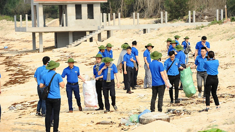 Ðoàn viên, thanh niên Khối các cơ quan Trung ương tham gia làm sạch bãi biển tại huyện đảo Bạch Long Vĩ. 