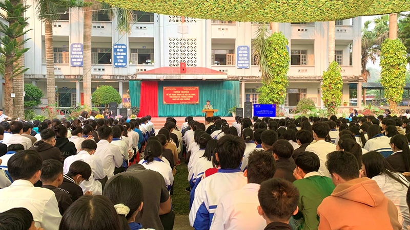 Tuyên truyền về sử dụng mạng xã hội an toàn, văn minh và phòng chống bạo lực học đường cho học sinh cùng toàn thể cán bộ, giáo viên Trường THPT Tân Uyên, tỉnh Lai Châu. 