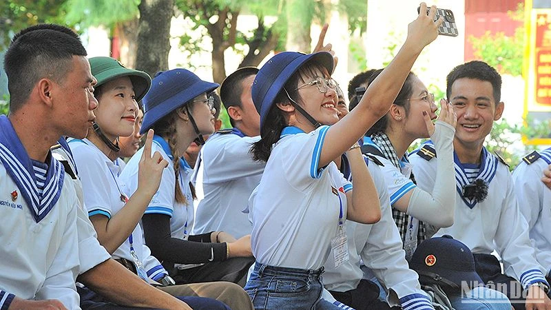 Đại biểu sinh viên ưu tú giao lưu cùng các chiến sĩ trẻ tại quần đảo Trường Sa (tỉnh Khánh Hòa).