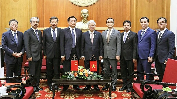 Các đồng chí Đỗ Văn Chiến, Vương Quốc Sinh (thứ 5 và 6 từ phải qua) cùng đại diện lãnh đạo Trung ương Mặt trận Tổ quốc Việt Nam, Chính hiệp toàn quốc Trung Quốc tại buổi tiếp. 