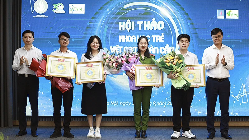 Các đồng chí Bùi Quang Huy, Nguyễn Minh Triết (lần lượt đứng ngoài cùng bên phải và trái) trao Bằng khen của Trung ương Hội Sinh viên Việt Nam tặng đại diện các nhóm tác giả của 4 đề tài, công trình xuất sắc. 