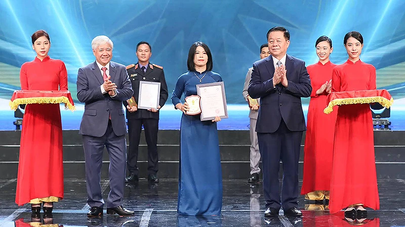 Các đồng chí Nguyễn Trọng Nghĩa, Đỗ Văn Chiến trao giải A tặng đại diện các tác giả, nhóm tác giả giành giải A. 