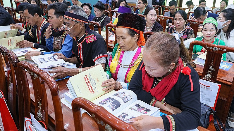 Đại diện người uy tín trong cộng đồng các dân tộc nghiên cứu cuốn sách tại buổi lễ.