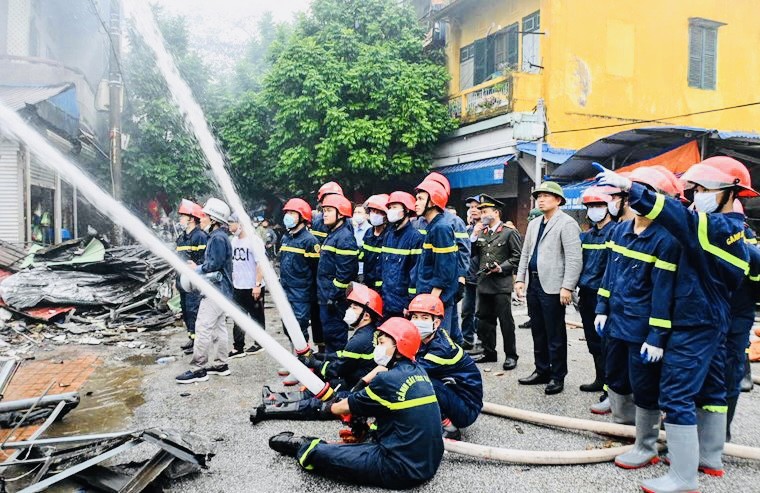 Lãnh đạo thành phố Hải Phòng cùng lãnh đạo quận Hồng Bàng có mặt tại hiện trường, trực tiếp chỉ đạo việc cứu chữa, cứu nạn, di chuyển tài sản giúp các hộ kinh doanh ở chợ Tam Bạc.