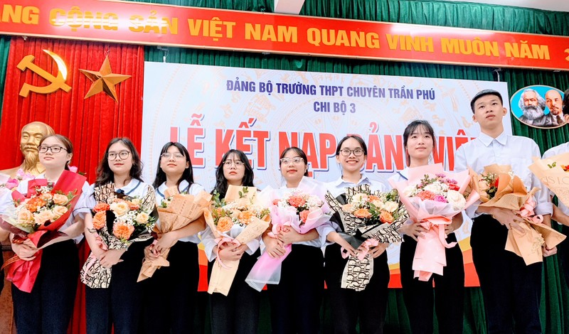 Các học sinh tiêu biểu của Trường THPT chuyên Trần Phú được kết nạp vào Đảng.