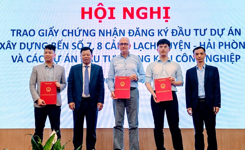 Trao giấy chứng nhận đầu tư cho 3 doanh nghiệp FDI.