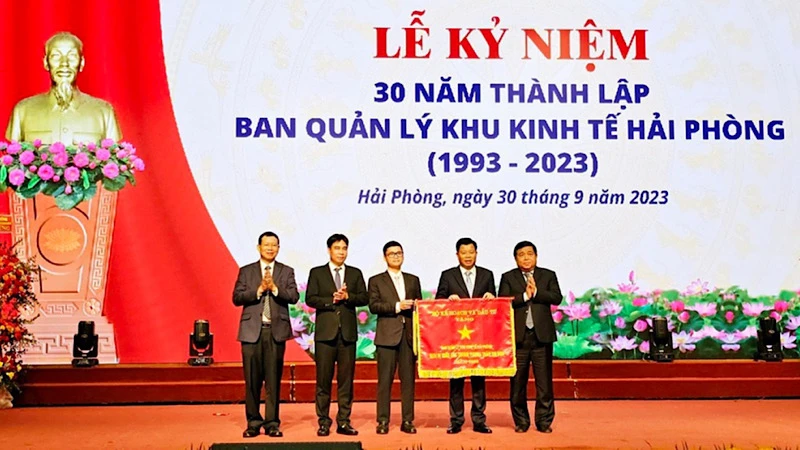 Bộ Kế hoạch và Đầu tư trao cờ thi đua xuất sắc tặng Ban quản lý Khu kinh tế Hải Phòng.