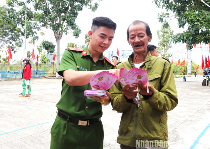 Công an xã biên giới Ia Rvê, huyện Ea Súp tuyên truyền cho người dân về hoạt động mua bán người.