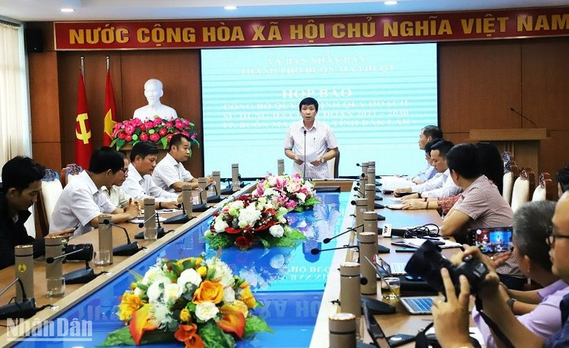 Phó Chủ tịch Ủy ban nhân dân thành phố Buôn Ma Thuột Lê Đại Thắng phát biểu tại buổi họp báo.