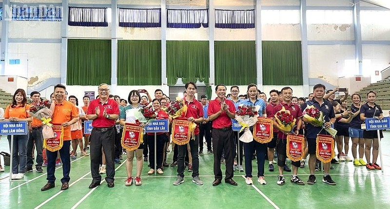 Ban Tổ chức Hội thao báo chí các tỉnh Tây Nguyên tặng cờ lưu niệm cho các đoàn tham gia.