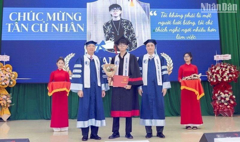 Lãnh đạo Trường Đại học Luật Hà Nội trao bằng tốt nghiệp cho các tân cử nhân ngành Luật đầu tiên được đào tạo tại Phân hiệu Đắk Lắk.