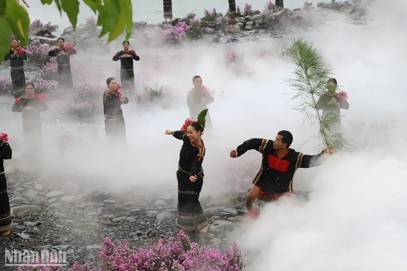 Sắc màu thổ cẩm dân tộc Ê đê được trình diễn tại chương trình.