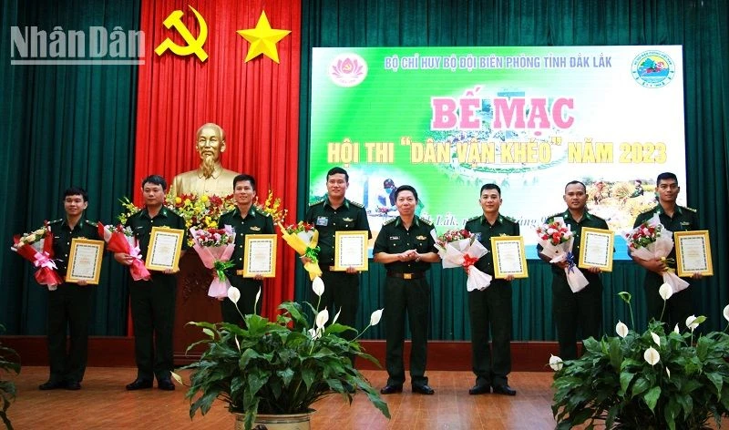 Đại tá Đỗ Quang Thấm, Phó Chính ủy Bộ đội Biên phòng tỉnh Đắk Lắk trao giải cho các đơn vị đoạt giải tại Hội thi.