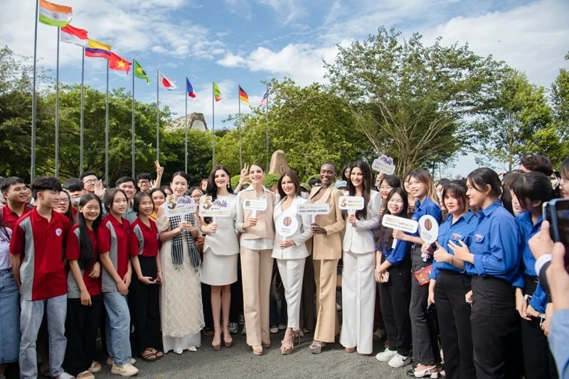 Các người đẹp Á hậu 5 Hoa hậu Hòa bình quốc tế 2023 cùng các bạn trẻ chào mừng sự kiện kỷ niệm 5 năm mở cửa Bảo tàng Thế giới Cà-phê và 20 năm G7 chinh phục toàn cầu.