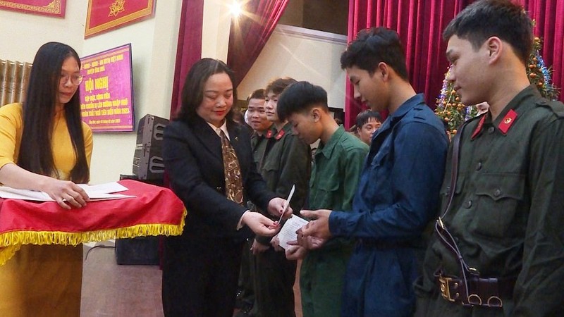 Lãnh đạo huyện Ứng Hòa (Hà Nội) tặng quà các thanh niên.