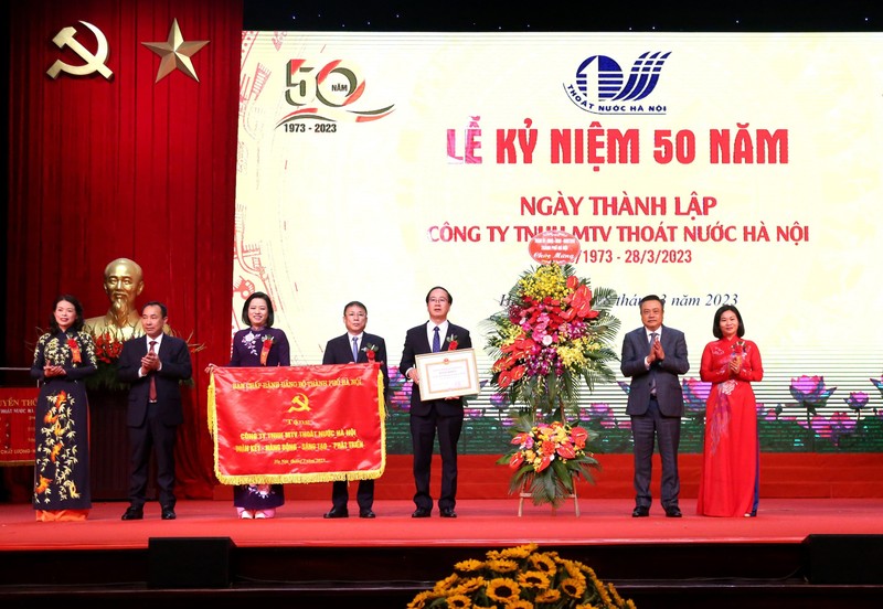 Lãnh đạo Thành ủy, Ủy ban nhân dân Thành phố Hà Nội tặng bức trướng và Bằng khen cho Công ty TNHH Một thành viên Thoát nước Hà Nội . 