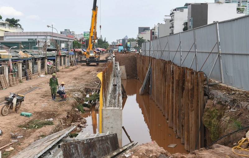 Đoạn đê từ chợ hoa Quảng Bá đến ngõ 464 Âu Cơ chậm tiến độ.
