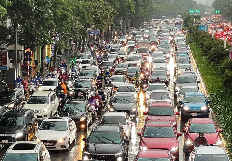 Mưa lớn gây ngập úng, ùn tắc giao thông nghiêm trọng trên địa bàn Hà Nội sáng 28/9.