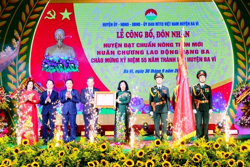Phó Bí thư Thường trực Thành ủy Hà Nội Nguyễn Thị Tuyến trao Huân chương Lao động hạng Ba cho huyện Ba Vì. 