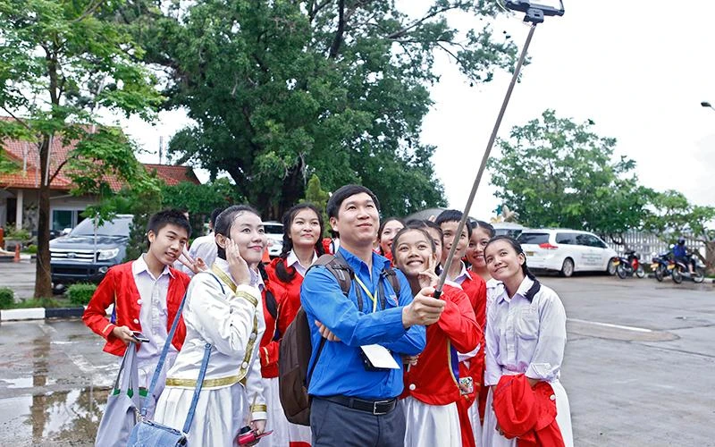 Các đại biểu Việt Nam - Lào tại chương trình giao lưu hữu nghị thanh niên hai nước. (Ảnh BẢO ANH)