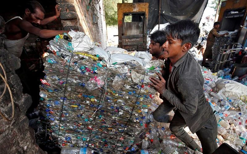 Một nhà máy tái chế rác thải nhựa tại Ấn Độ. (Ảnh REUTERS)