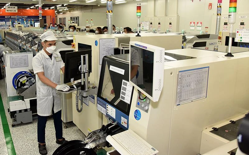 Dây chuyền lắp ráp linh kiện điện tử ở Công ty TNHH Samsung Electronics Việt Nam Thái Nguyên. (Ảnh TRẦN HẢI)