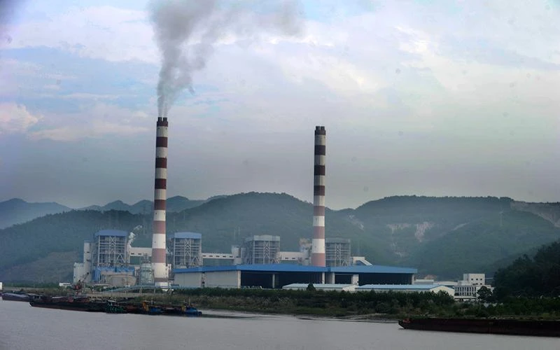 Ô nhiễm khói bụi tại các nhà máy gây ảnh hưởng tới chất lượng cuộc sống người dân. (Ảnh ANH SƠN)