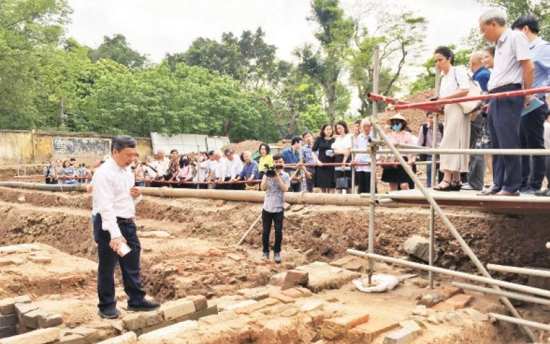 Các nhà khoa học khảo sát hố khai quật khảo cổ tại Hoàng thành Thăng Long.