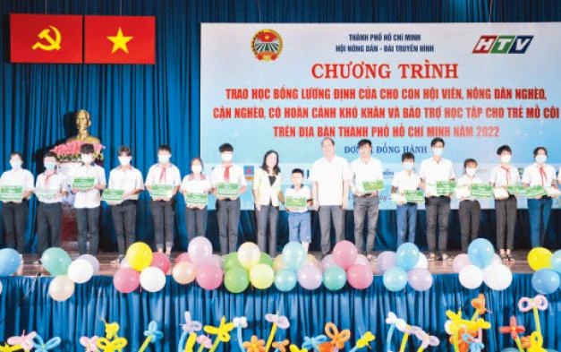 Các em học sinh có hoàn cảnh khó khăn nhận học bổng Lương Định Của năm 2022. 
