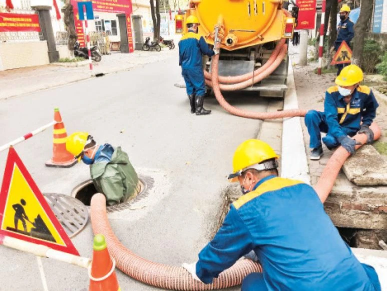  Công nhân Công ty Thoát nước Hà Nội nạo vét hệ thống thoát nước.