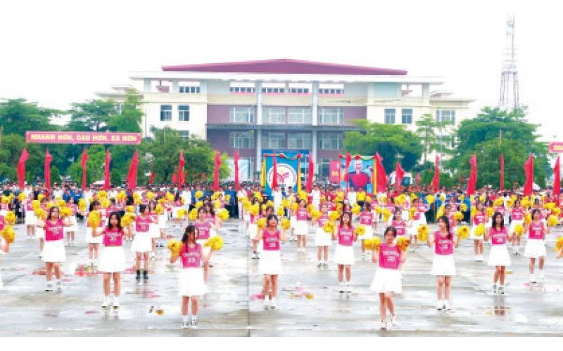 Màn biểu diễn của các em học sinh tại Đại hội Thể dục thể thao huyện Mê Linh.
