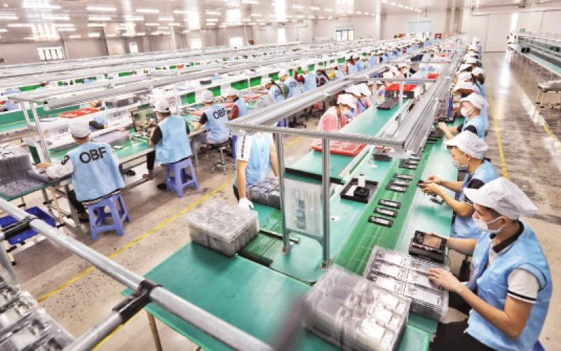 Dây chuyền sản xuất linh kiện điện tử tại Công ty cổ phần Sun Tech ở Cụm công nghiệp Thanh Vân, tỉnh Bắc Giang. (Ảnh DANH LAM)