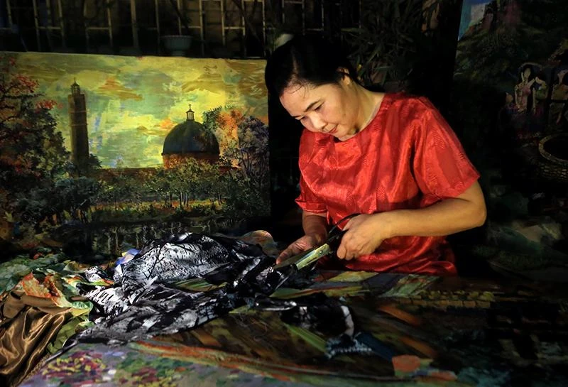 Họa sĩ Trần Thanh Thục tạo nhiều bức tranh về Hà Nội từ chất liệu vải. (Ảnh LÊ BÍCH)