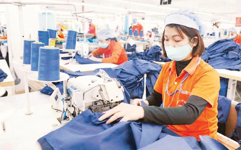 Sản xuất hàng dệt may tại Công ty cổ phần may Sơn Tây.