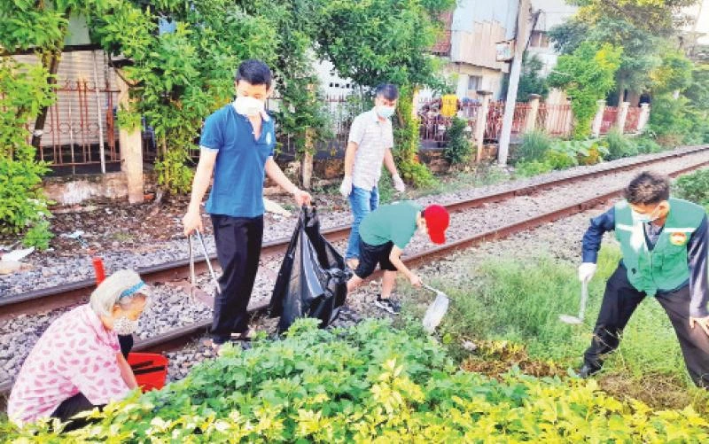 Người dân quận Phú Nhuận tham gia thực hiện công trình xanh dọc tuyến đường sắt đi qua địa bàn.