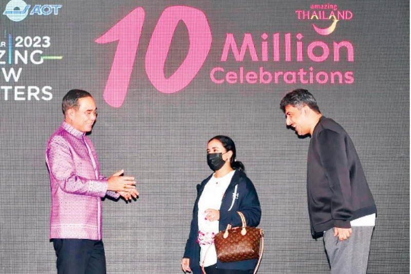 Thủ tướng Thái Lan (bên trái) chào đón du khách thứ 10 triệu. (Ảnh BANGKOKPOST)