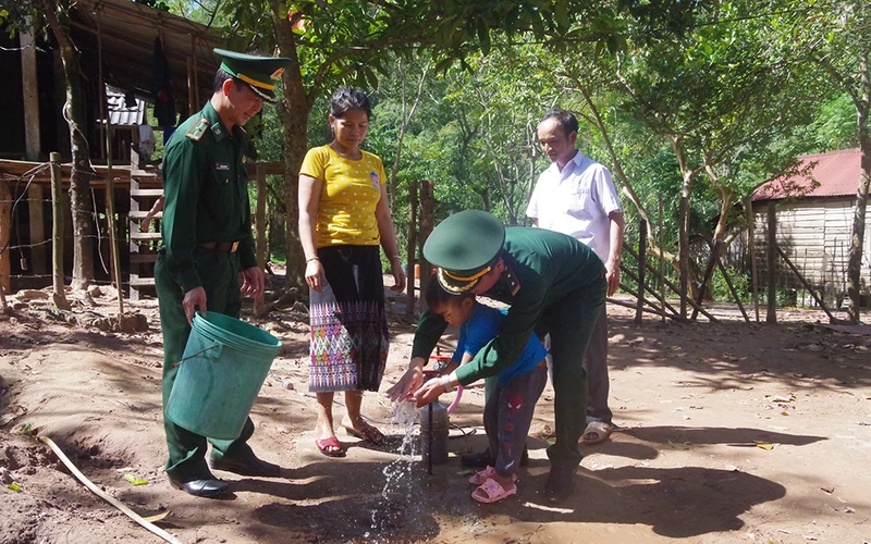 Đồn Biên phòng Cồn Roàng (xã Thượng Trạch, huyện Bố Trạch, Quảng Bình) huy động kinh phí khoan giếng nước sạch tặng người dân bản Cà Roòng.