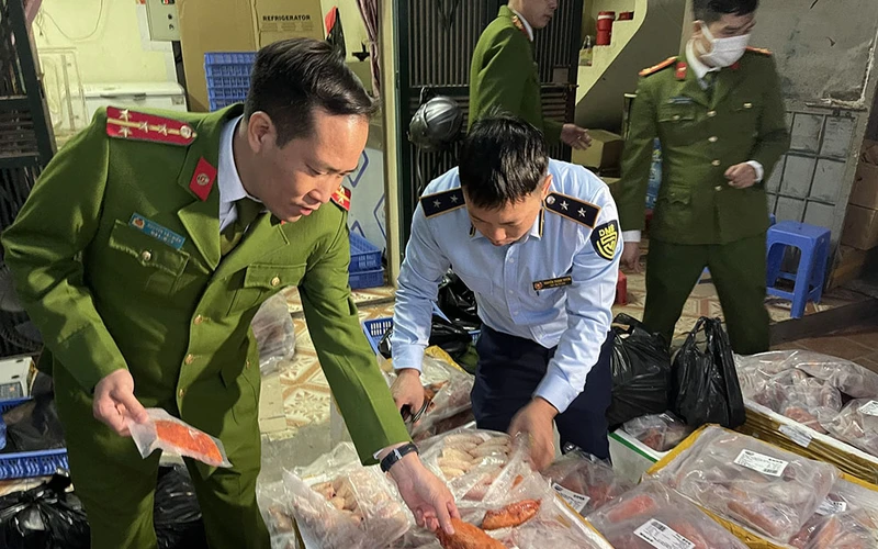 Lực lượng chức năng thành phố Hà Nội thu giữ số lượng lớn hàng hóa không hóa đơn chứng từ, chứng minh nguồn gốc. (Ảnh QUYÊN LƯU)