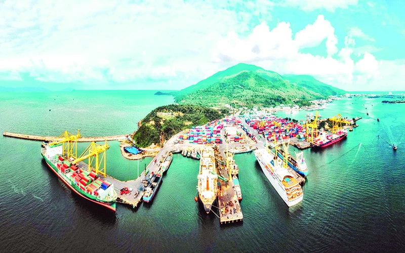 Cảng Đà Nẵng - cửa ngõ giao thương hàng hải cho miền trung-Tây Nguyên và quốc tế.