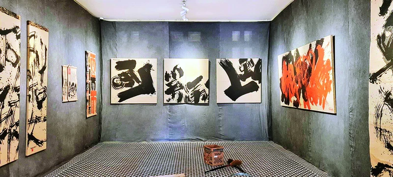 Không gian triển lãm Phiêu diêu trưng bày tác phẩm của một số thành viên trong nhóm Tiền vệ.