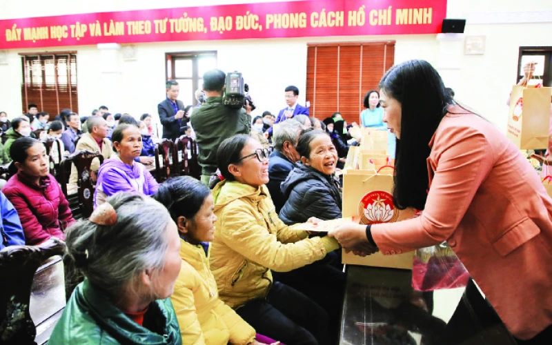 Chủ tịch Ủy ban MTTQ thành phố Hà Nội Nguyễn Lan Hương trao quà tặng hộ nghèo của huyện Sóc Sơn. (Ảnh Nguyễn Phượng)