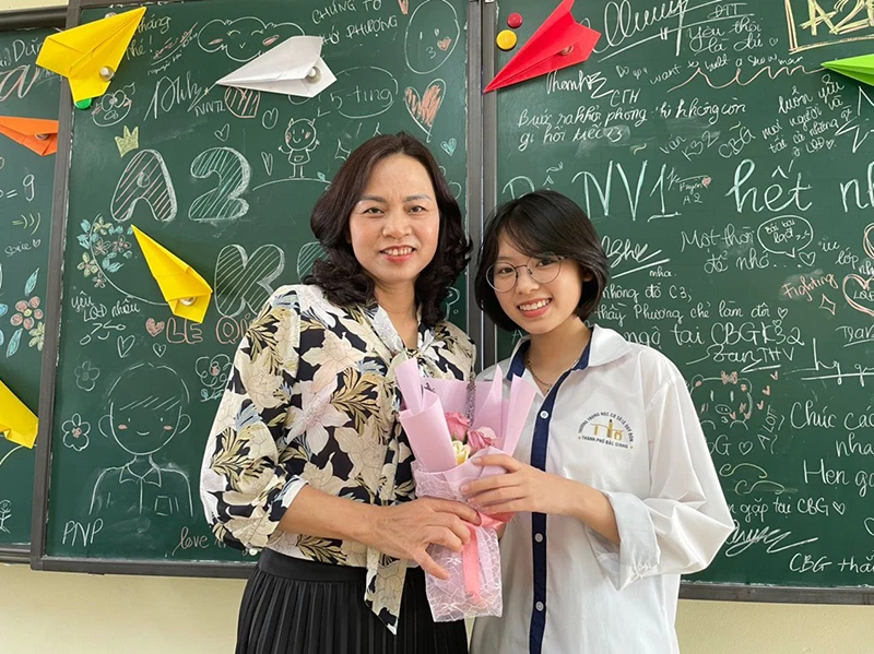 Cô giáo Nguyễn Thị Minh Nguyệt và học trò.