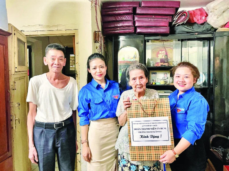 Bí thư Đoàn phường Thanh Xuân Bắc Lê Trà My (ngoài cùng bên phải) và các đoàn viên đến tặng quà gia đình chính sách trên địa bàn phường.