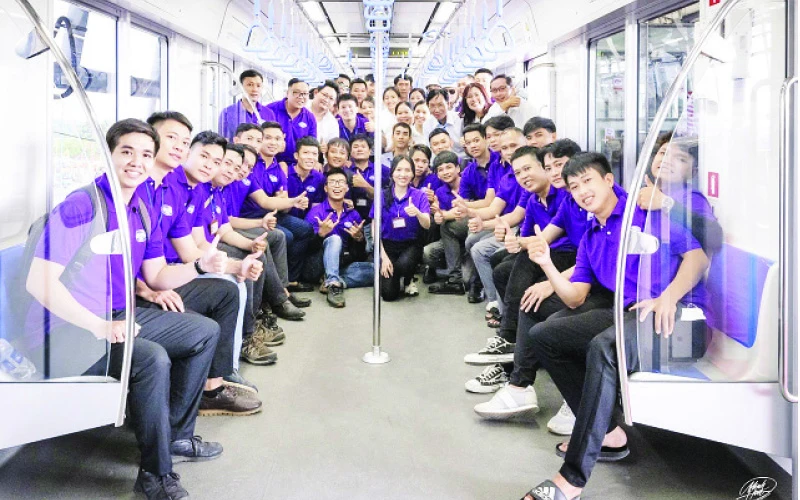 Các học viên lớp học lái tàu tham quan thực tế trên tuyến Metro Bến Thành-Suối Tiên.
