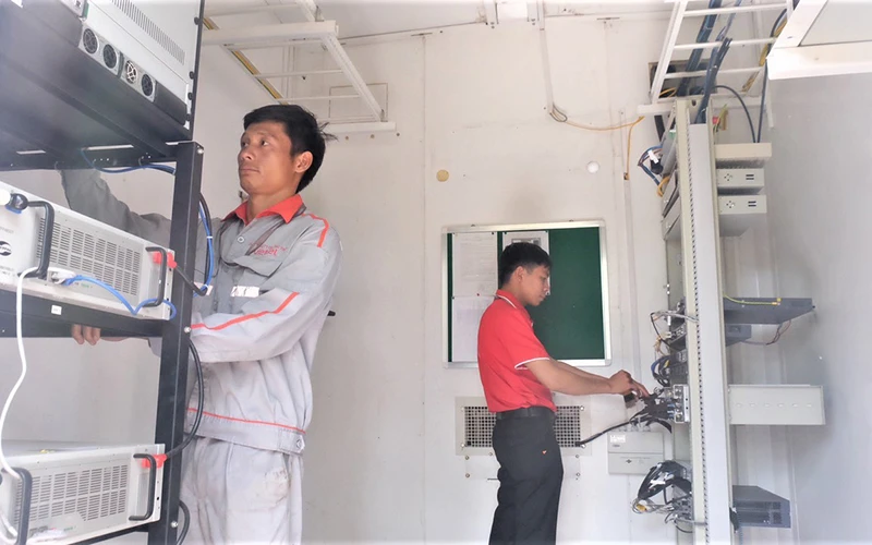 Nhân viên Viettel bảo trì hệ thống máy tại trạm BTS trên tuyến biên giới Bù Gia Mập.