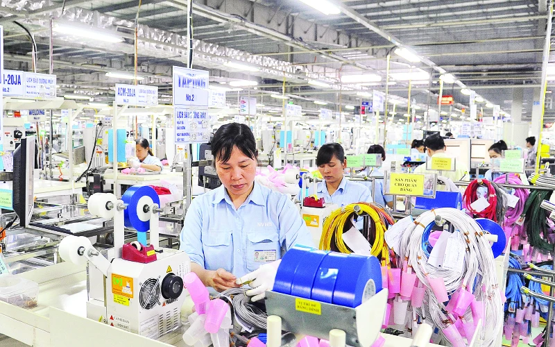 Công nhân Công ty TNHH Hệ thống dây dẫn Sumi Việt Nam (KCN Đồng Văn II - Duy Tiên, Hà Nam) trong ca sản xuất. Ảnh | TRẦN HẢI