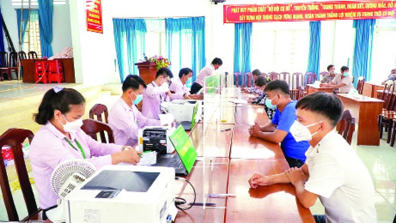 Cán bộ Ngân hàng Chính sách xã hội Tây Ninh làm thủ tục cho người dân huyện Bến Cầu vay vốn phát triển kinh tế.